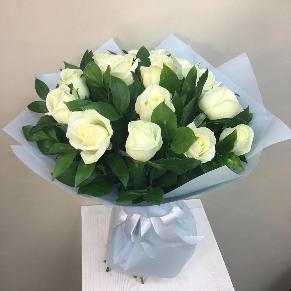 Букет 15 Белых роз Проуд в Русско-Высоцкое