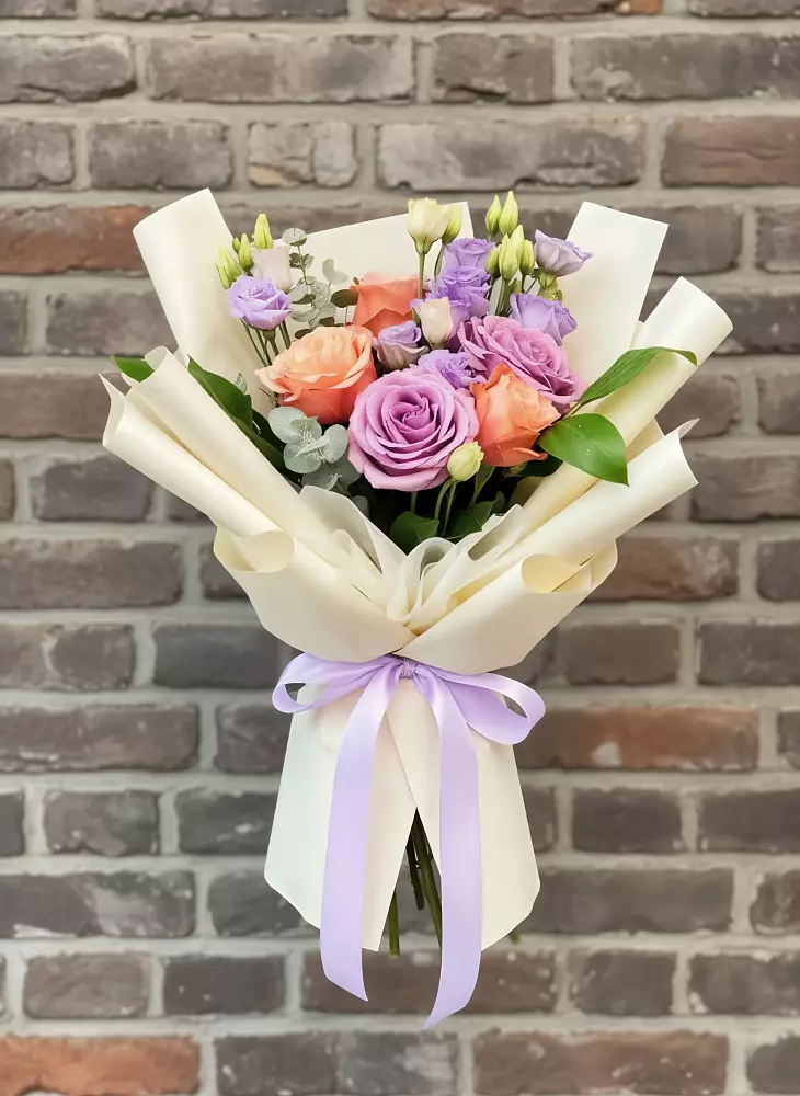 Букет цветов из: Лизиантусы и Розы в Русско-Высоцкое