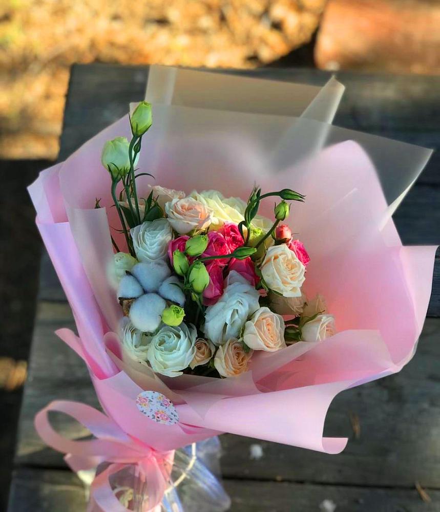 Букет цветов из: Розы и Лизиантусы в Русско-Высоцкое