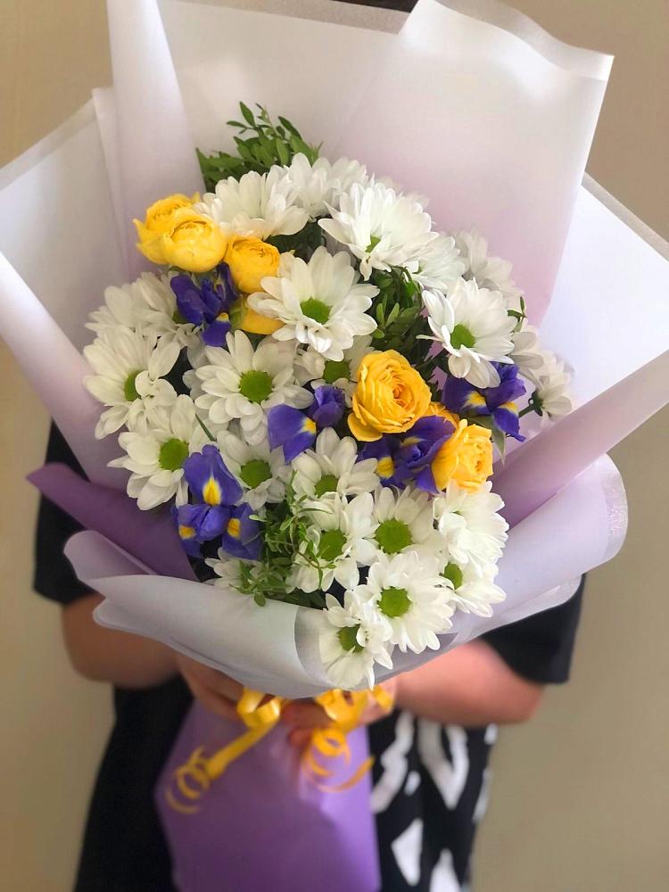 Букет цветов из: Ирисы, Хризантемы и Розы в Русско-Высоцкое