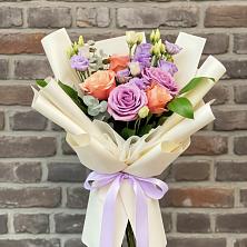 Букет цветов из:  Лизиантусы и Розы в Русско-Высоцкое