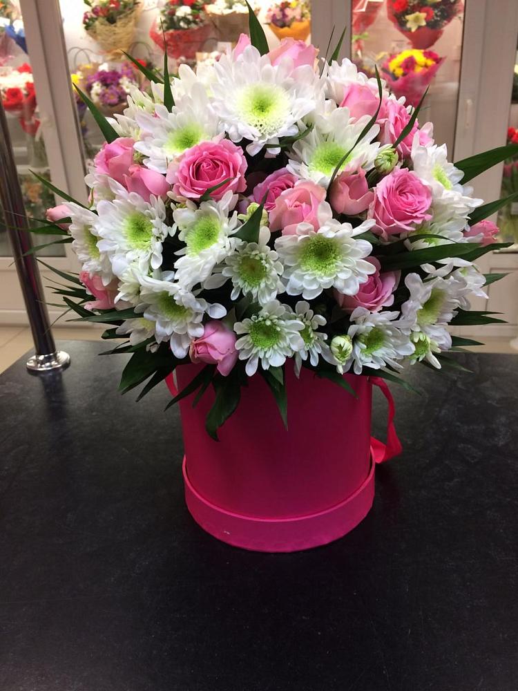 Цветочная композиция из Розы и Хризантемы в шляпной коробке в Русско-Высоцкое