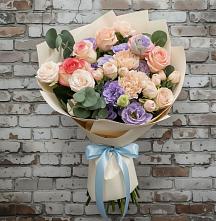 Букет цветов из:  Розы, Лизиантусы и Гвоздики в Русско-Высоцкое