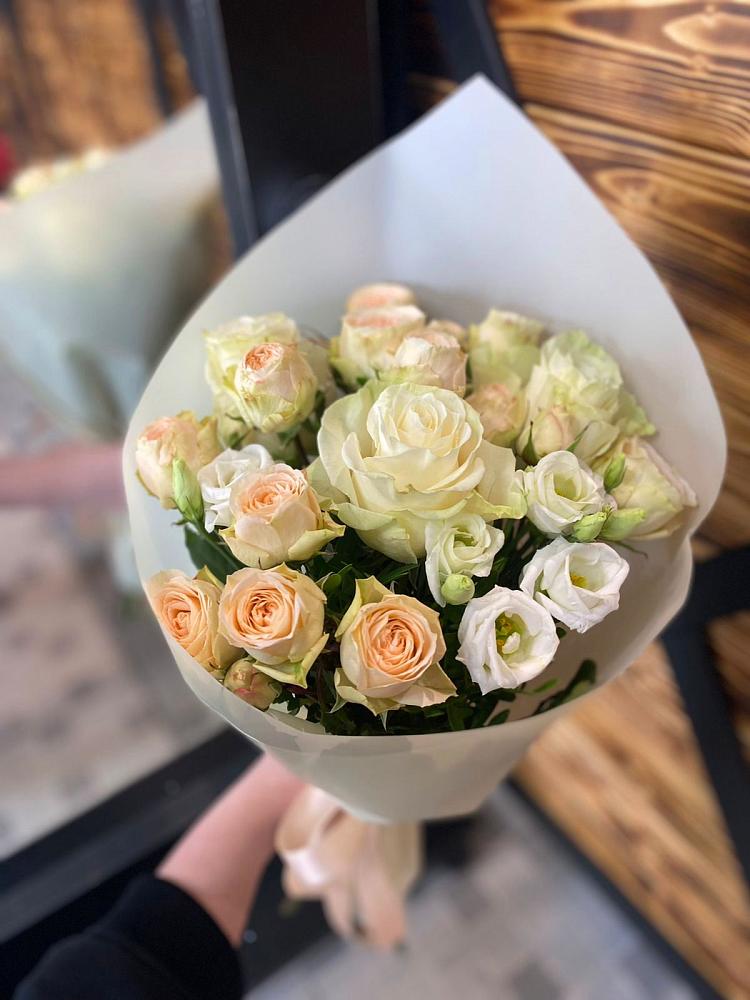 Букет цветов из: Розы и Лизиантусы в Русско-Высоцкое